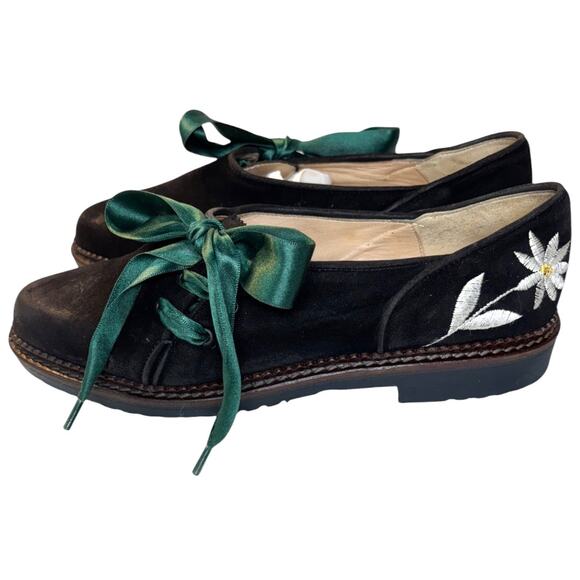 Chic Black Flats with Green Ribbon and Embroidery - Picture 2 of 8